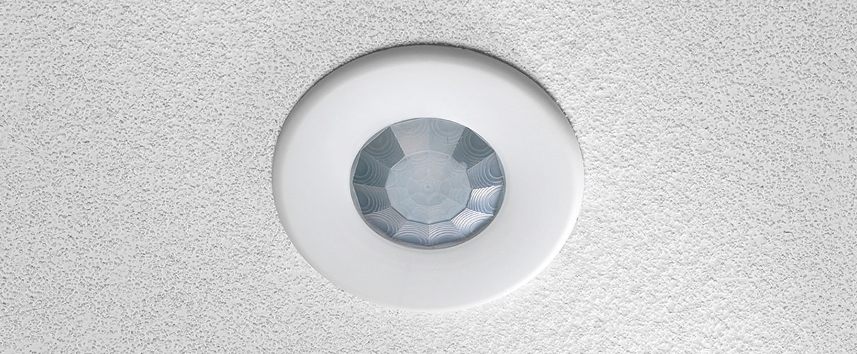 Flush mounted ceiling pir